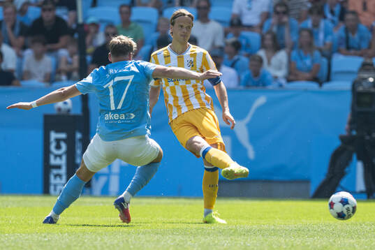 Malmö FFs Jens Stryger Larsen och IFK Göteborgs August