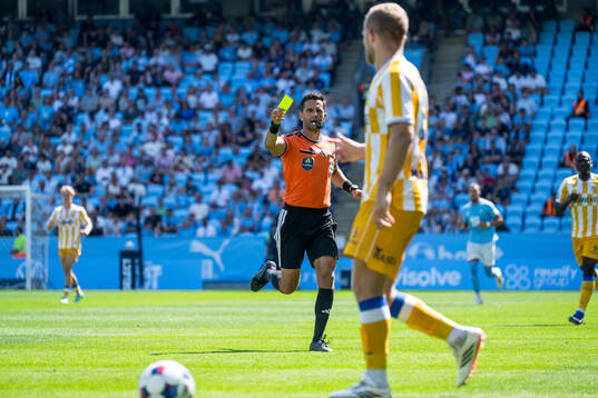 IFK Göteborgs Jonas Bager får gult kort