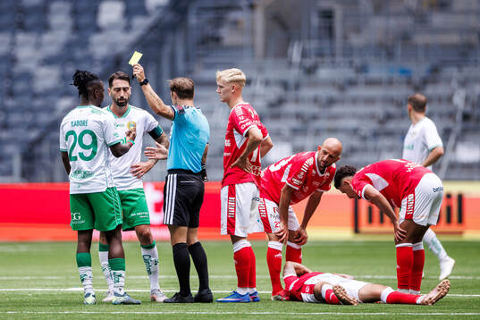 Hammarbys Moise Elohim Victoire Kabore får gult kort