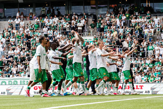Hammarbys spelare jublar