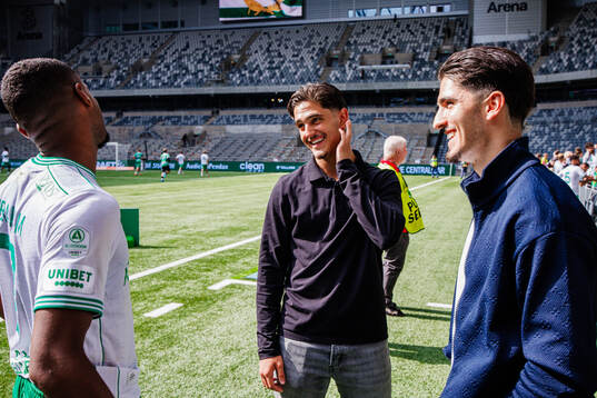 Hammarbys Paulos Abraham med Adrian Lahdo och Mayckel Lahdo
