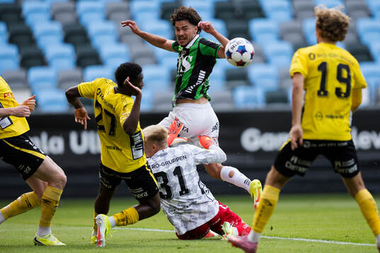 Elfsborgs Ozor Victor Okeke, målvakt Isak Pettersson och