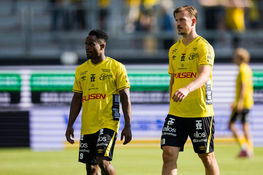 Elfsborgs Momoh Ibrahim Kamara och Simon Olsson deppar