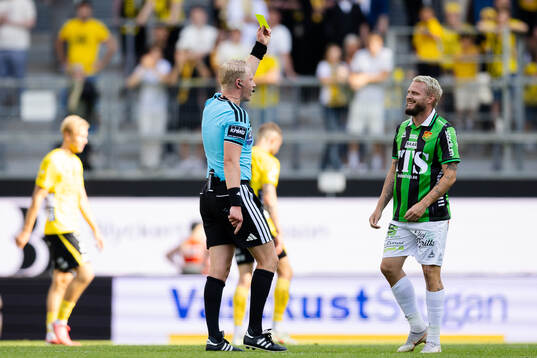 Domare Adam Ladebäck ger GAIS Jonas Lindberg ett gult kort