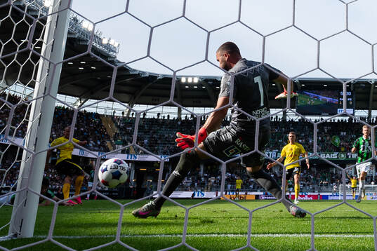 GAIS målvakt Mergim Krasniqi med en räddning