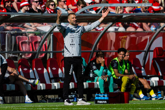 Head coach Azar Karadas of Start