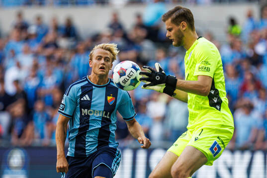 Djurgårdens Oskar Fallenius och Halmstads målvakt Tim