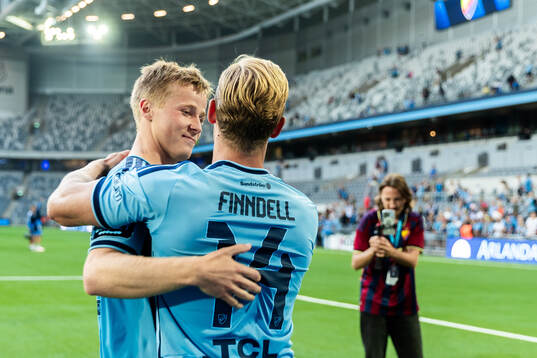 Djurgårdens Bo Hegland och Hampus Finndell jublar