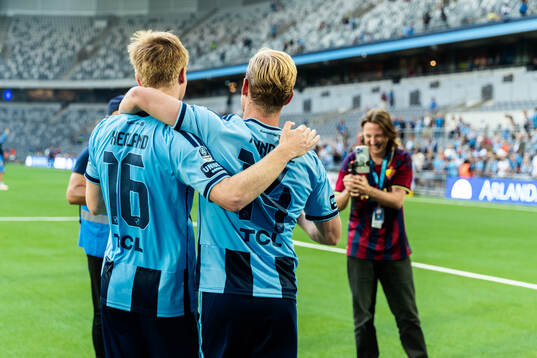 Djurgårdens Bo Hegland och Hampus Finndell jublar
