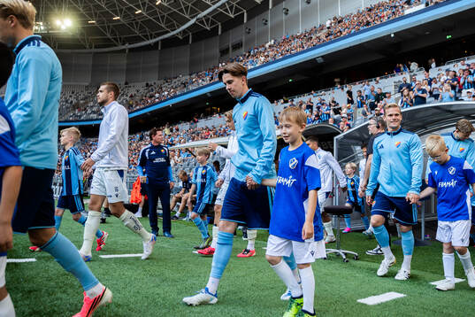 Spelare ur Djurgården går in på planen