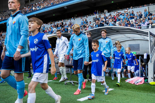 Djurgårdens Bo Hegland går in på planen