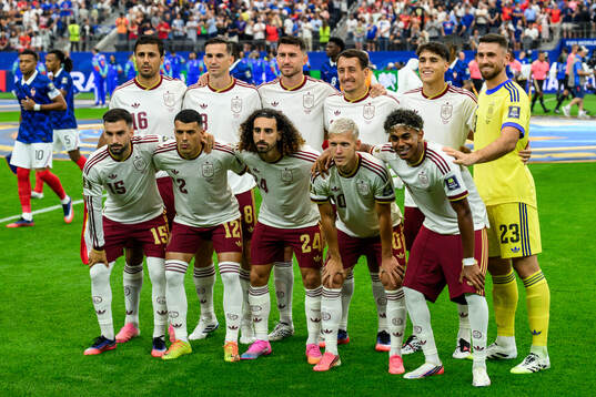 The starting eleven of Spain pose for a photo