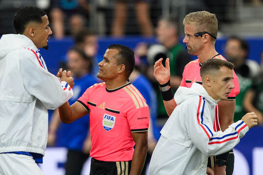 Assistant referee Glenn Nyberg
