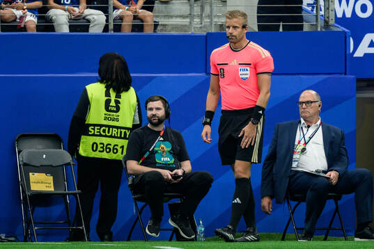 Assistand referee Glenn Nyberg