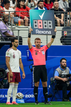 Assistant referee Glenn Nyberg