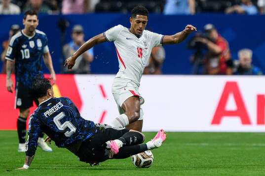 Leandro Paredes of Argentina and Jude Bellingham of England