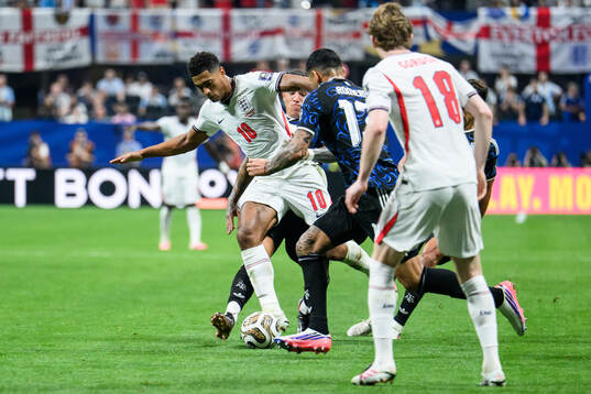 Jude Bellingham of England and Cristian Romero of Argentina