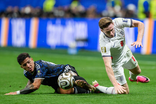 Enzo Fernandez of Argentina and Elliot Anderson of England