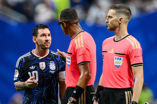 Lionel Messi of Argentina and Referee Ismail Elfath