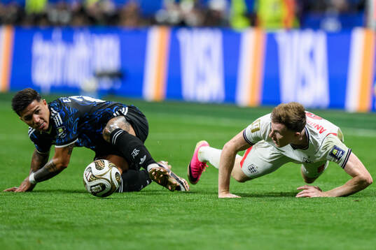 Enzo Fernandez of Argentina and Elliot Anderson of England