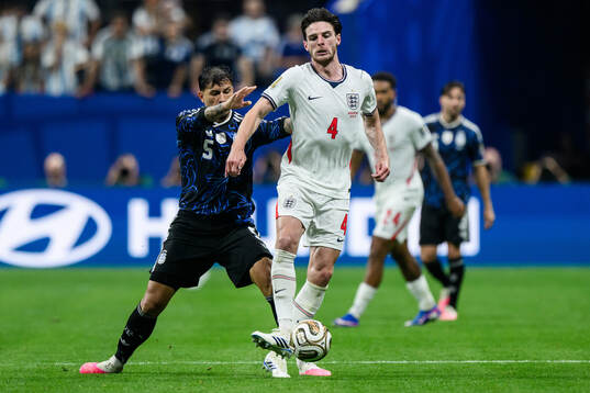 Leandro Paredes of Argentina and Declan Rice of England