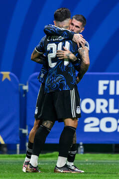Enzo Fernandez and Rodrigo De Paul of Argentina celebrate