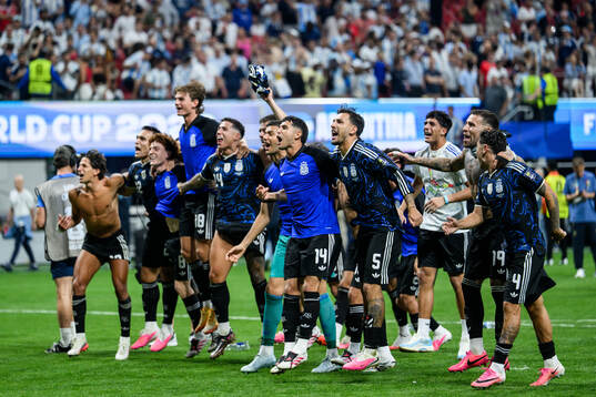 Players of Argentina celebrate