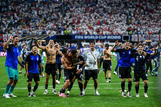 Enzo Fernandez of Argentina celebrate with teammates