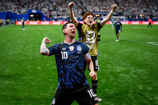 Lionel Messi and Valentin Barco of Argentina celebrate