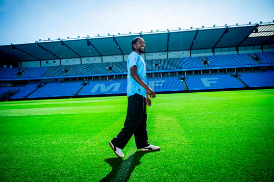 Malmö FF presenterar Warren Kamanzi som ny spelare