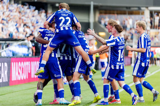 IFK Göteborgs Sebastian Clemmensen jublar med lagkamraterna
