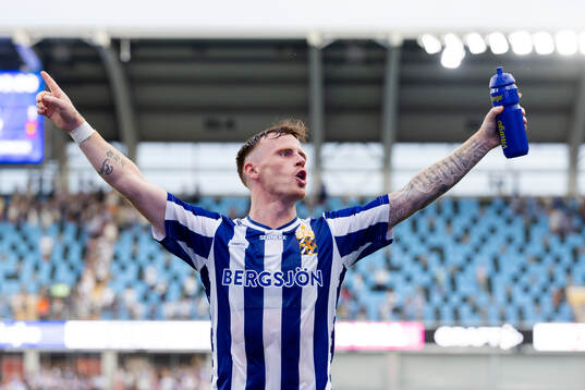 IFK Göteborgs Tobias Heintz jublar framför klacken