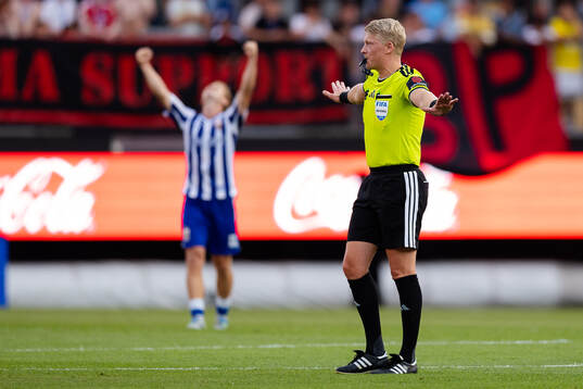 Domare Adam Ladebäck blåser av fotbollsmatchen i