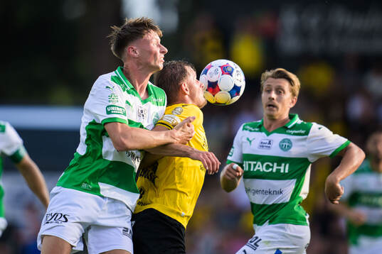 Västerås Philip Bonde och Mjällbys Aki Samuelsen