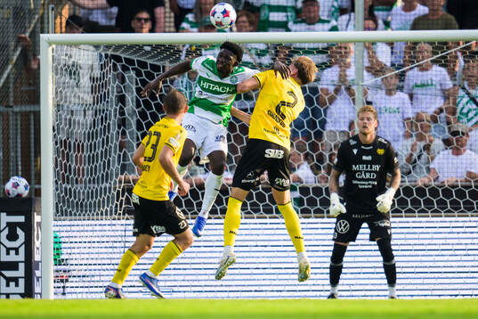 Mjällbys Aki Samuelsen och Västerås Bonaventure Lendambi