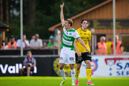 Västerås Simon Gefvert och Mjällbys Elliot Stroud