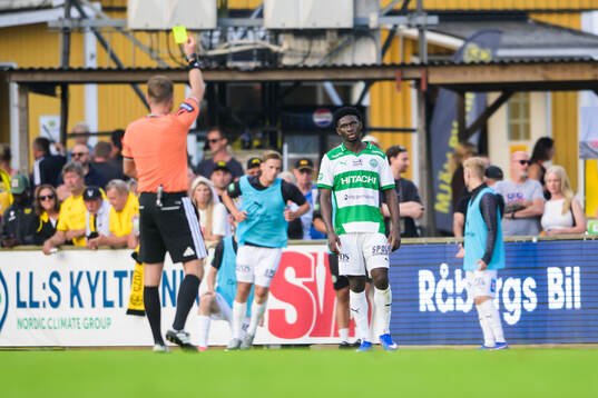 Domare Richard Sundell dömer gult kort och Västerås