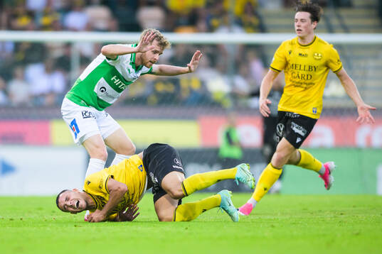Västerås Victor Wernersson och Mjällbys Ali Youssef och