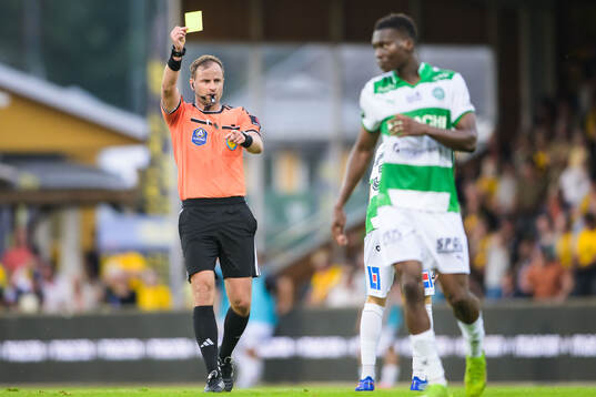 Domare Richard Sundell dömer gult kort och Västerås