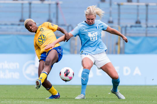 Brøndbys Opeyemi Ajakaye och Malmö FFs Ellen Löfqvist