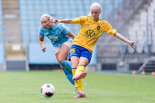 Malmö FFs Hlin Eiriksdottir och Brøndbys Elvira Bull