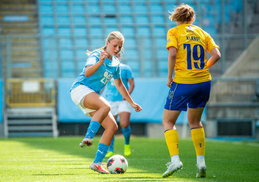Malmö FFs Lily Berglund och Brøndbys Julie Klæboe