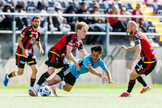 Östersunds Simon Marklund och Landskronas Kota Sakurai