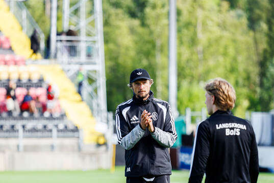 Landskronas tränare Robin Asterhed tackar publiken