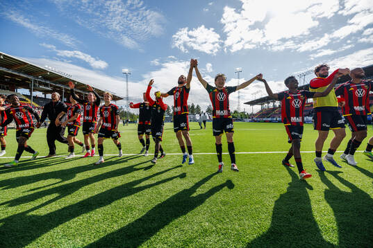 Östersunds spelare jublar