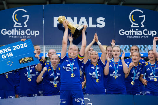 SK Haugars spelare jublar med pokalen