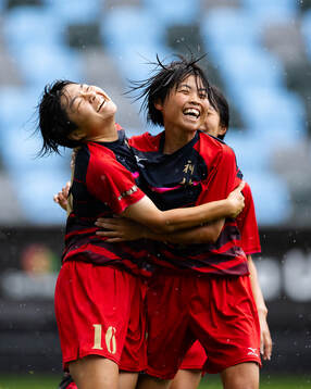 Kamimura Gakuens Sasaki Yuki jublar ihop med Yamano Sora