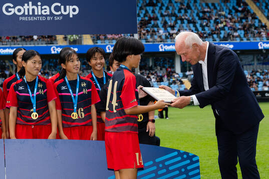 Kamimura Gakuens Yamano Sora tar emot MVP priset från