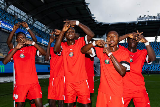 Accra Shooting Stars Daniel Opoku jublar med lagkamrater
