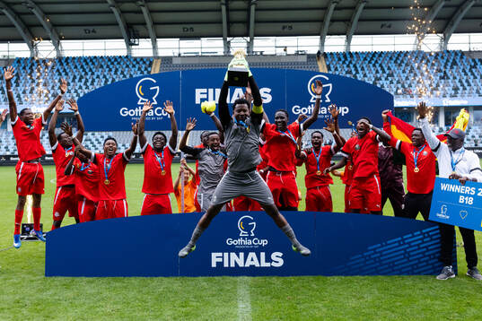 Accra Shooting Stars spelare jublar med pokalen